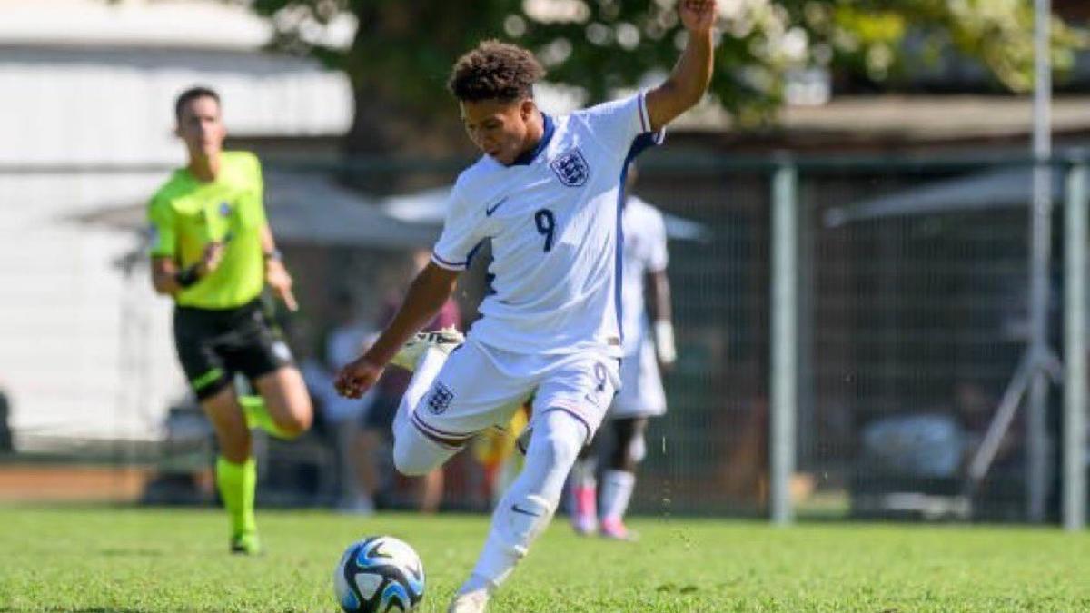 El gol de Ajay Tavares con la selección inglesa