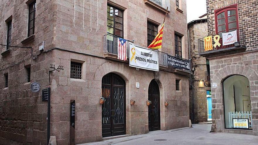 L&#039;ajuntament de Solsona amb la bandera a mig pal