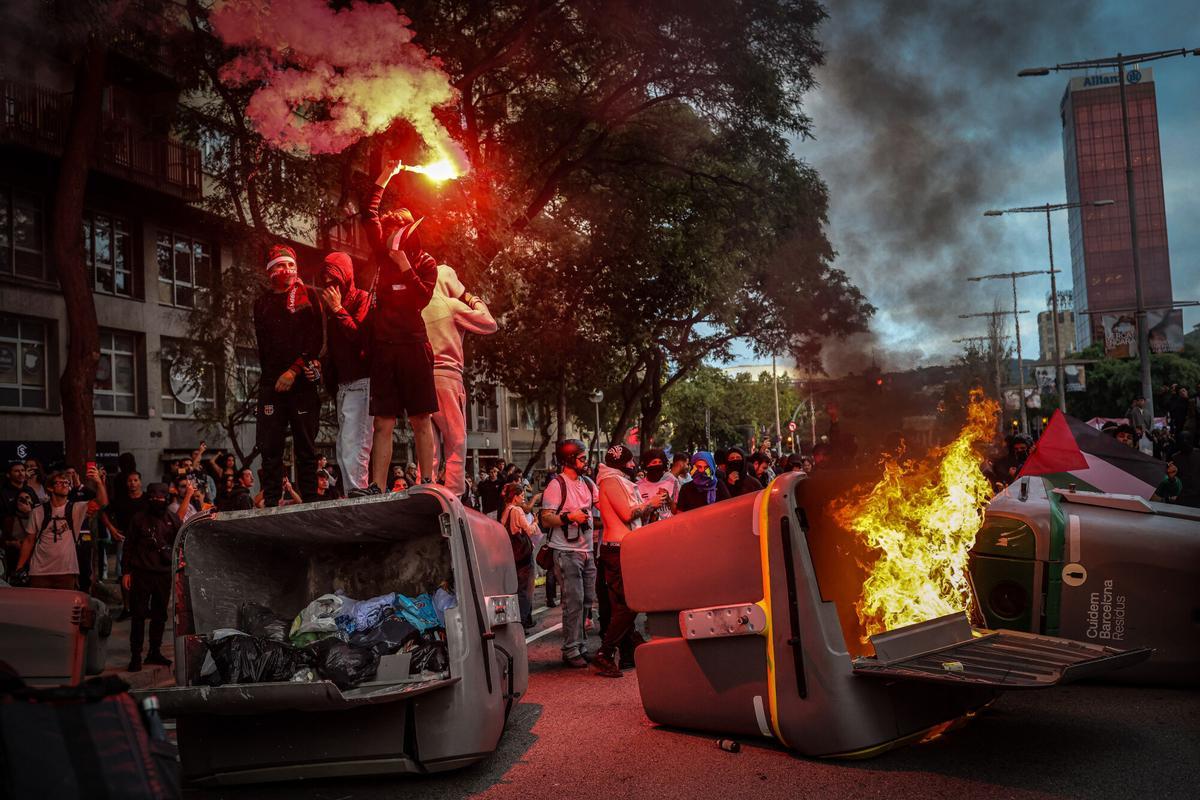Activistes sobre contenidors durant una manifestació a favor de Palestina a Barcelona