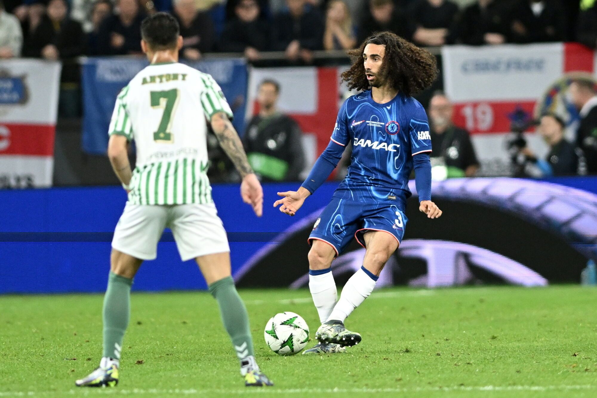 Wroclaw (Poland), 28/05/2025.- Antony (L) of Real Betis and Marc Cucurella (R) of Chelsea FC in action during the UEFA Europa Conference League final soccer match between Real Betis and Chelsea FC, in Wroclaw, Poland, 28 May 2025. (Polonia) EFE/EPA/Jakub Kaczmarczyk POLAND OUT. POLAND OUT