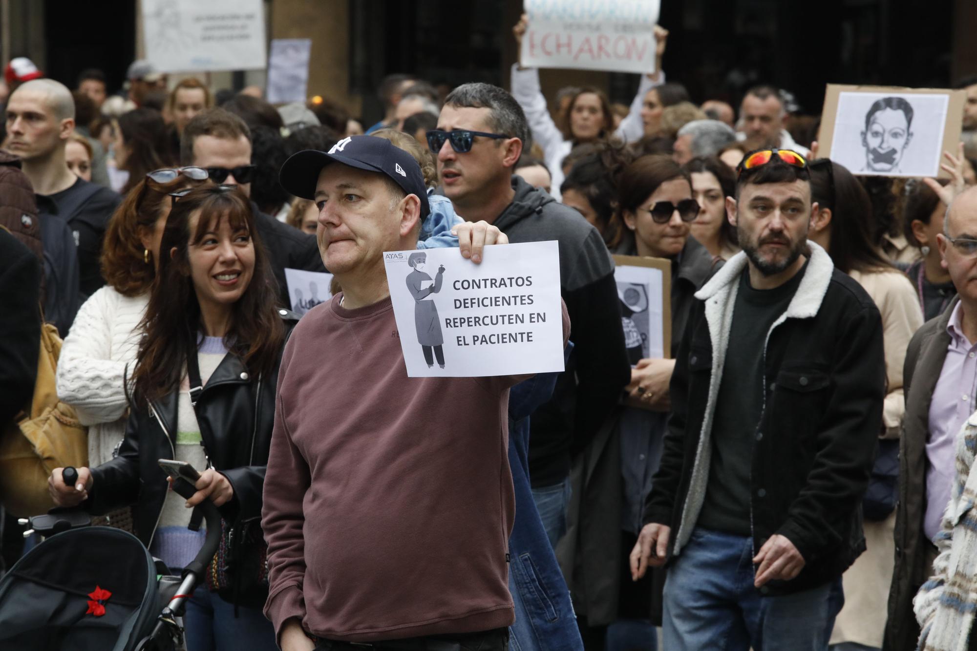 En imágenes: Los sanitarios se manifiestan en Gijón al grito de "no queremos más dinero, queremos mejores condiciones laborales"