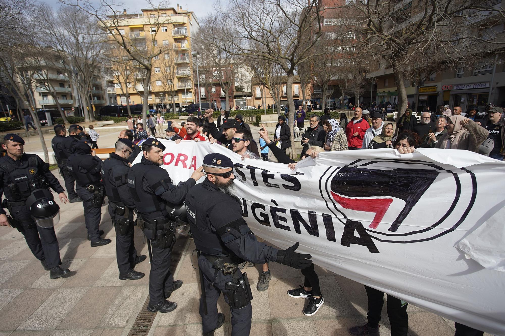 Un centenar de persones es manifesten contra un acte electoral de VOX a Girona