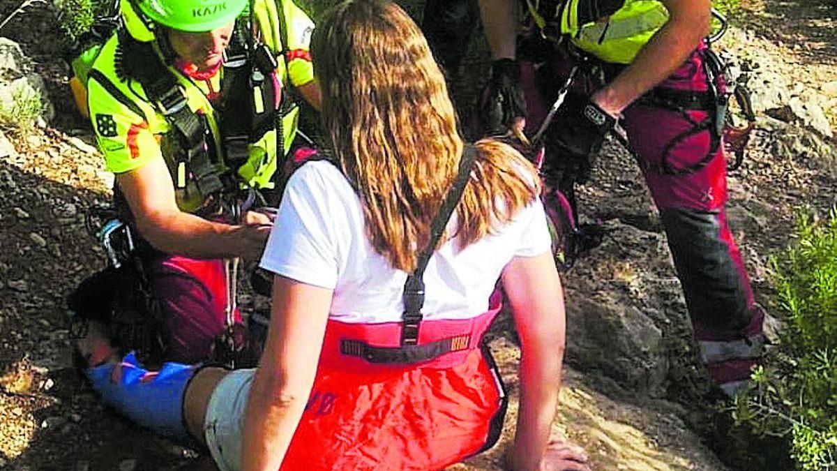 Bomberos de la Diputación rescatan a una senderista en Benicàssim.