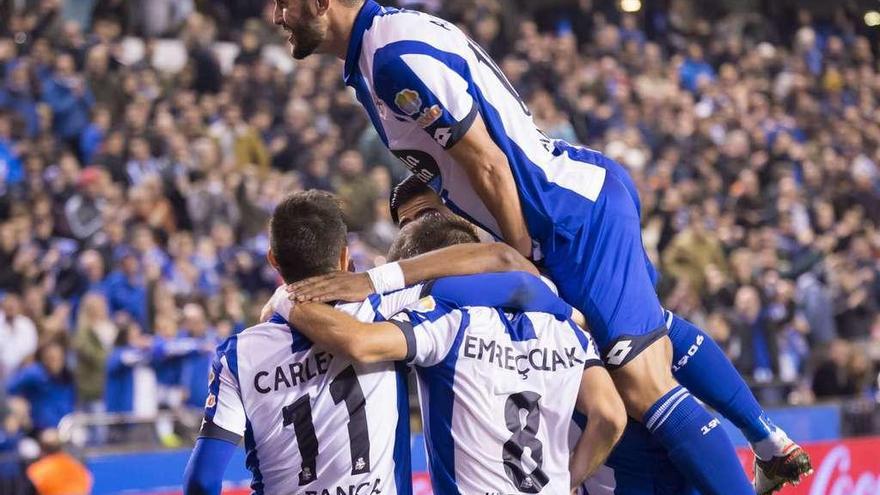 Andone celebra con Carles Gil y Çolak uno de los goles del Deportivo ante Osasuna.