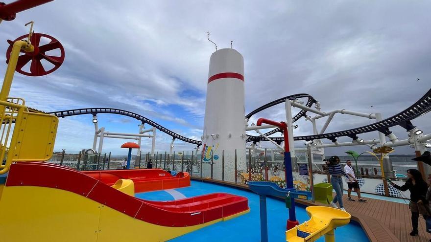 Así es por dentro el crucero con montaña rusa que hace su primera escala en A Coruña