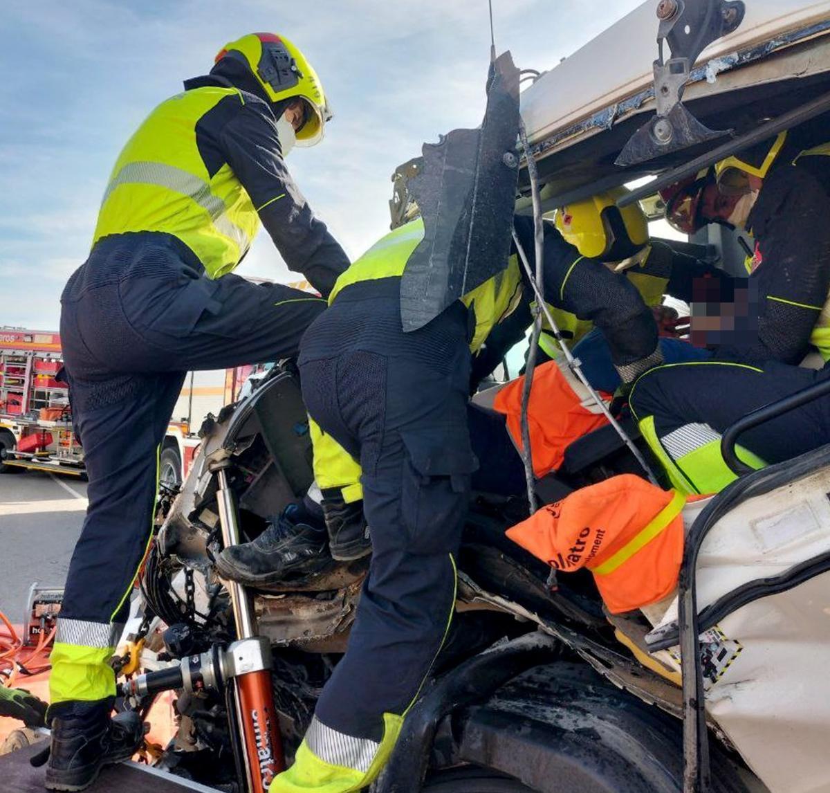 Labores de rescate del conductor atrapado en una de las cabinas de los camiones implicados en el accidente