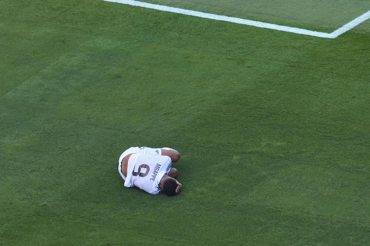 Mbappe, en el suelo después de una acción contra el PSG.