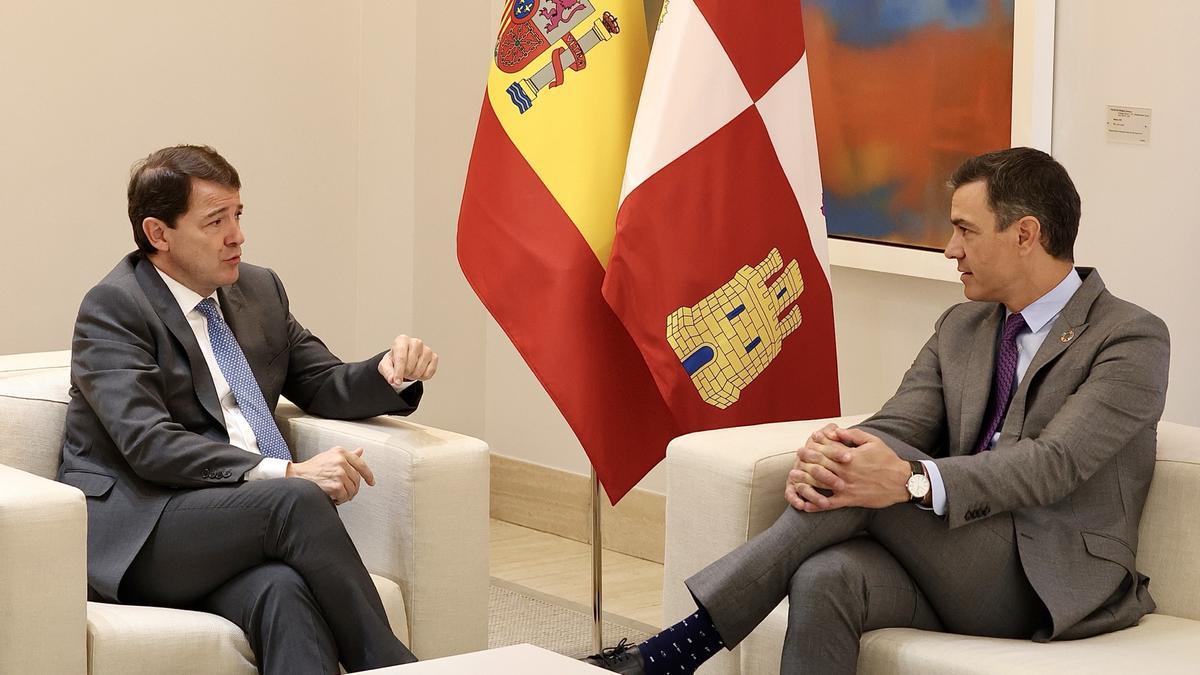 El presidente del Gobierno, Pedro Sánchez, recibe al presidente de la Junta, Alfonso Fernández Mañueco.