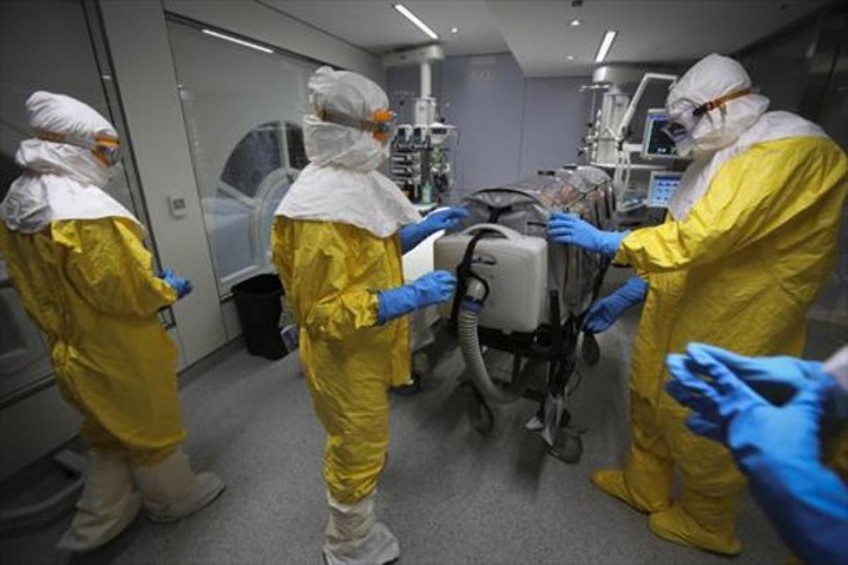 Simulacre d’Ebola al Clínic, el desembre passat.