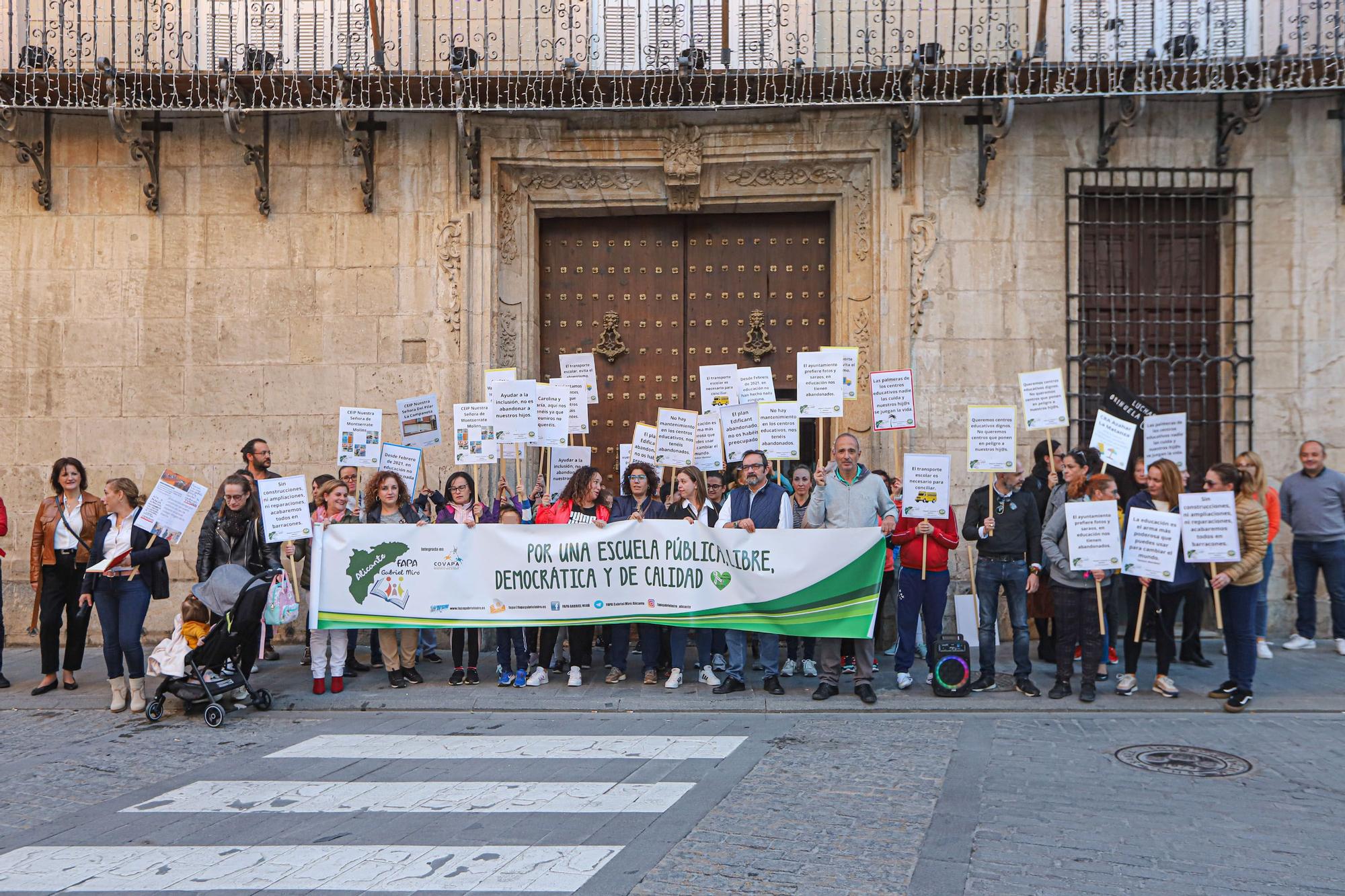 Protesta de las AMPAS  por el mal estado de los colegios en el Ayuntamiento de Orihuela