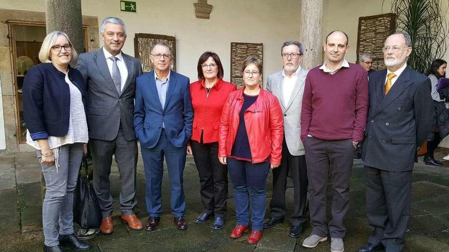 Valentín García (segundo pola esquerda) con representantes do Centro Ramón Piñeiro, o Corga e a USC.