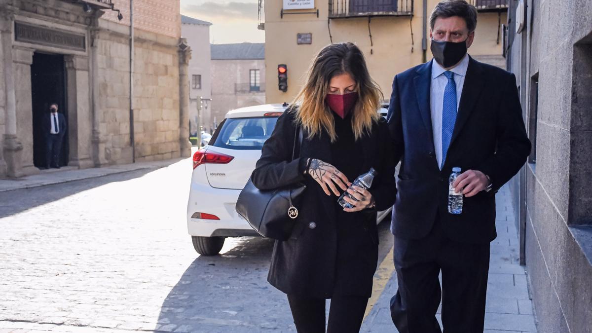 Valeria Quer, junto a su padre, a su llegada a la Audiencia de Segovia.