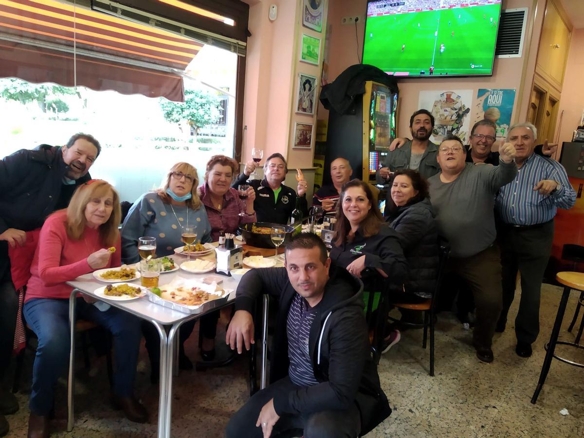 Clientes habituales de Bar Paco (Fuenlabrada) durante un día de tapeo.
