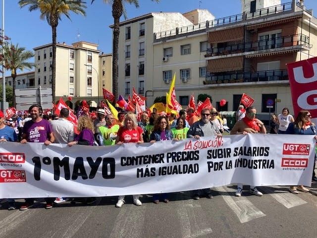 Las secretarias generales de CCOO y UGT en Extremadura, al frente de la manifestación del 1 de mayo en Mérida.