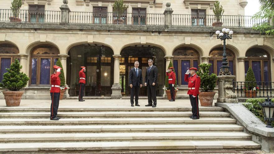 El lendakari, Iñigo Urkullu (izquierda), recibe al presidente de Canarias, Fernando Clavijo, en el palacio presidencial.