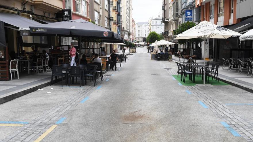 Terrazas en zona azul en la calle Emilia Pardo Bazán.