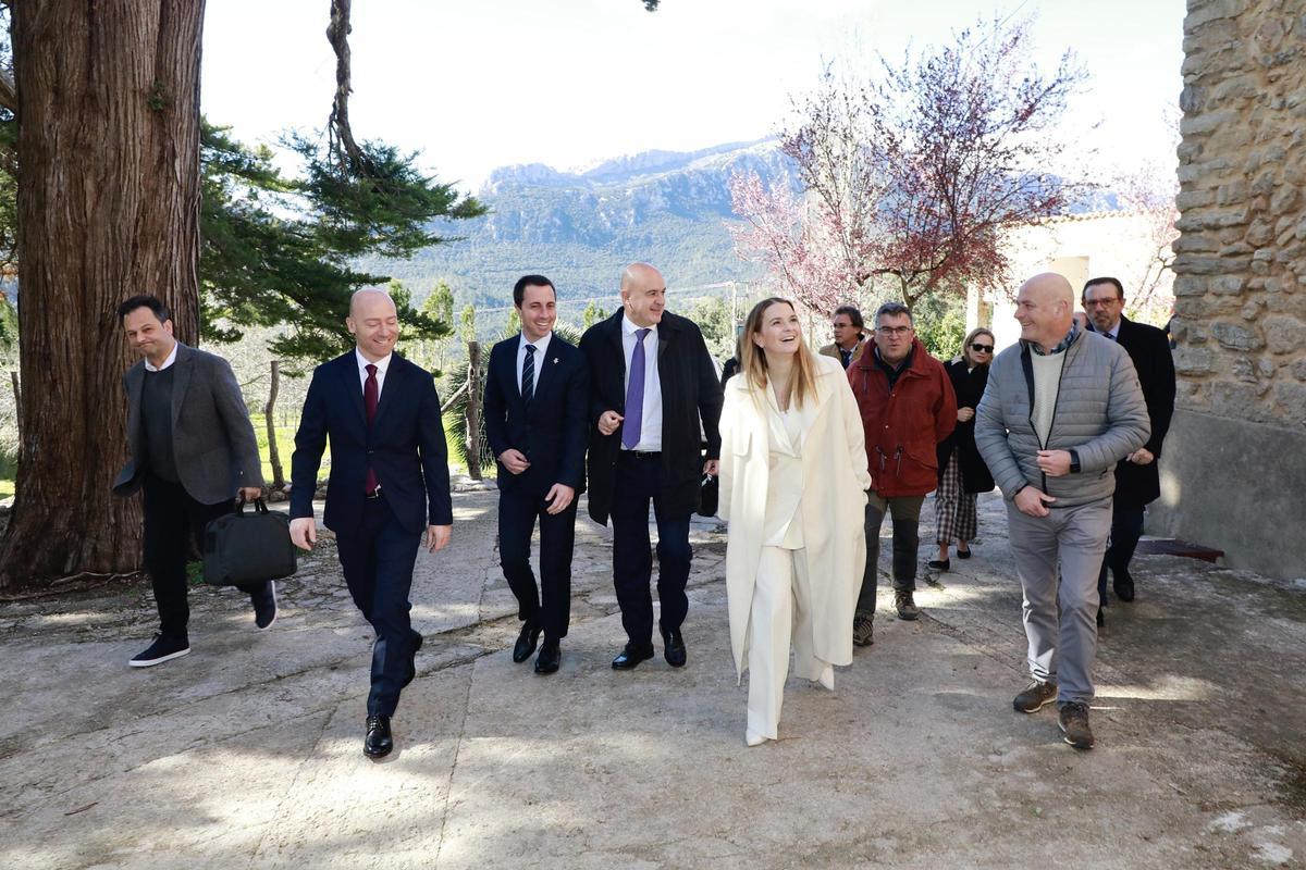 Marga Prohens y los presidentes de los consells insulars, a su llegada a la finca de Menut, en Escorca