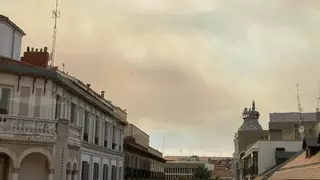 El olor a quemado y el humo cubren el centro de Madrid procedentes de un gran incendio en Méntrida