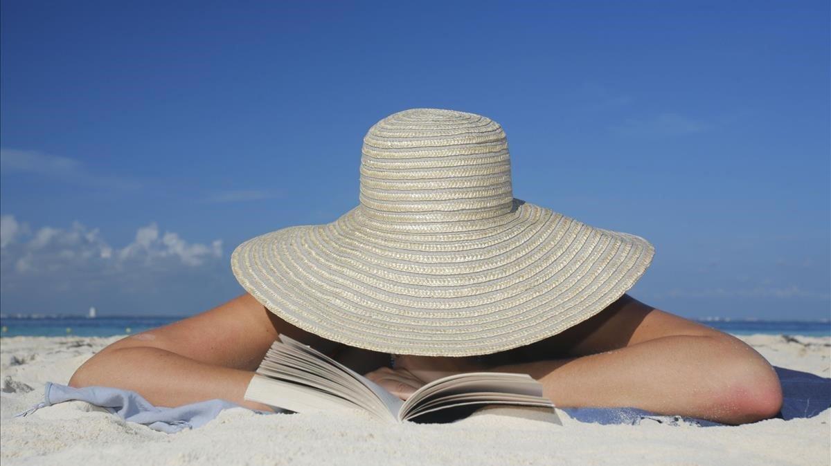 zentauroepp44616069 icult mujer  leyendo un libro en la playa190628170313