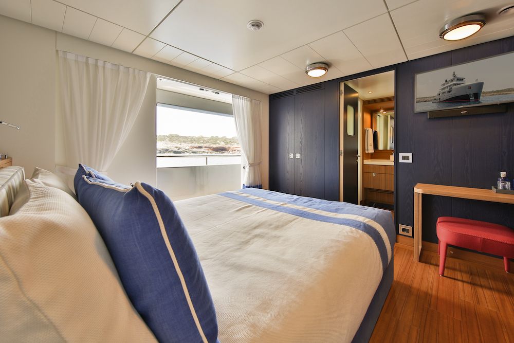 Este es el barco amarrado en Ibiza con apartamento privado, discoteca y famoso por sus fiestas con dj
