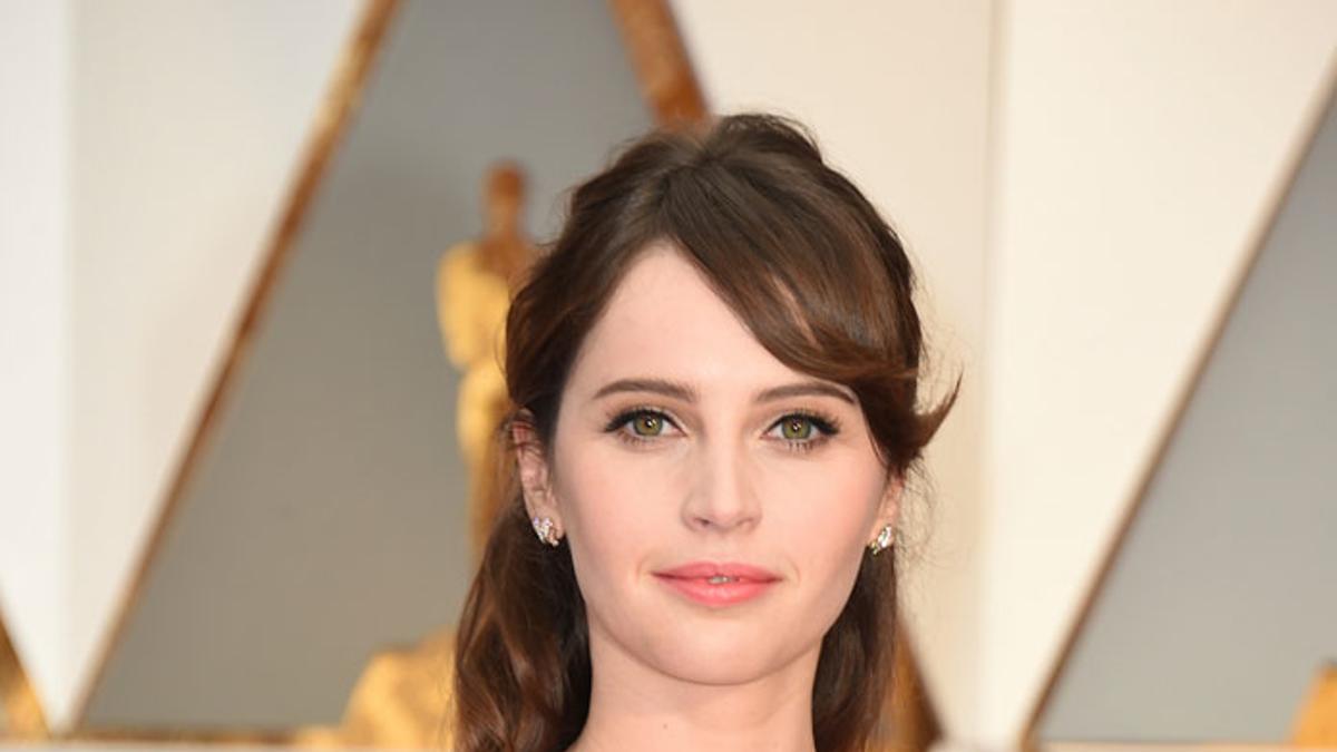 Felicity Jones y su rostro iluminado