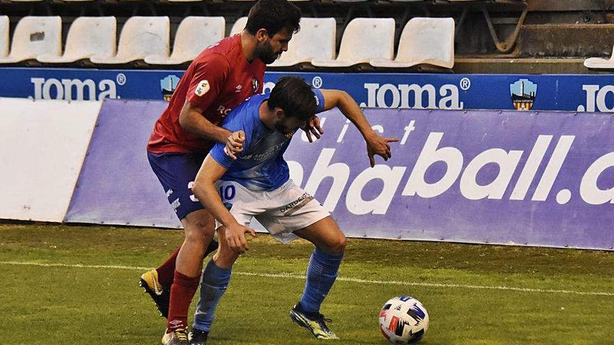 Carles Mas defensant en el partit d&#039;ahir.