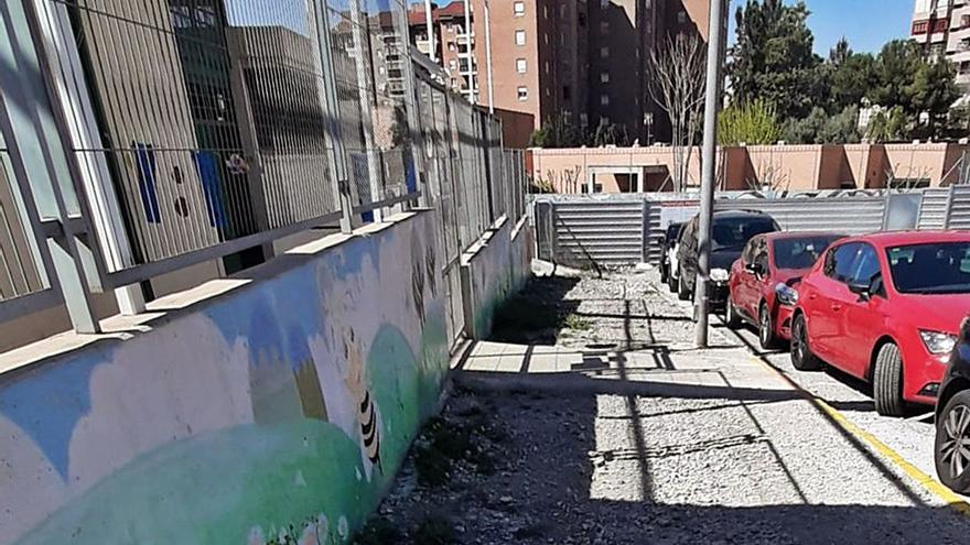 Los progenitores que llevan a sus hijos a la guardería Rayuela, en San Blas, piden al Ayuntamiento que mejore la accesibilidad para evitar peligros como los atropellos. | INFORMACIÓN