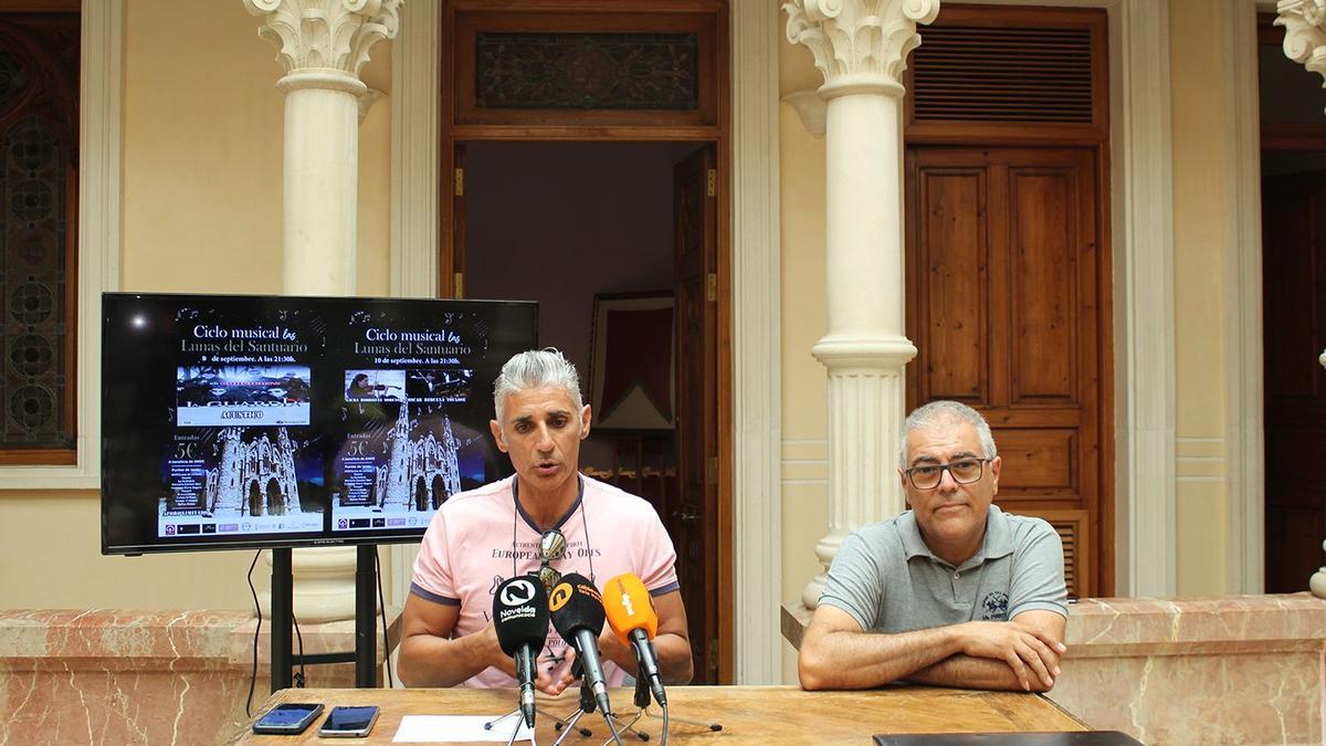 La presentación de la actividad cultural a cargo de los concejales de Educación, Bartolomé Úbeda, y de Cultura, Santi Sánchez.