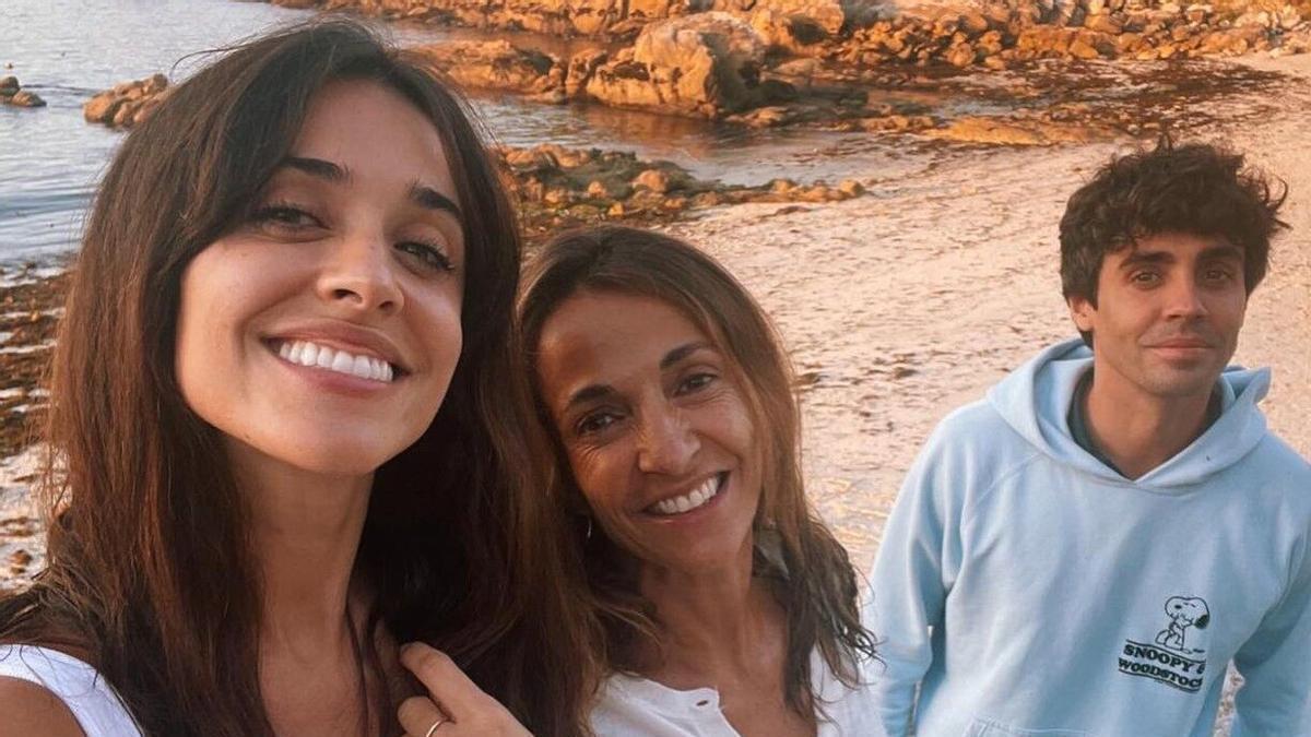 La actriz Macarena García y el director Javier Ambrossi en su playa gallega favorita.