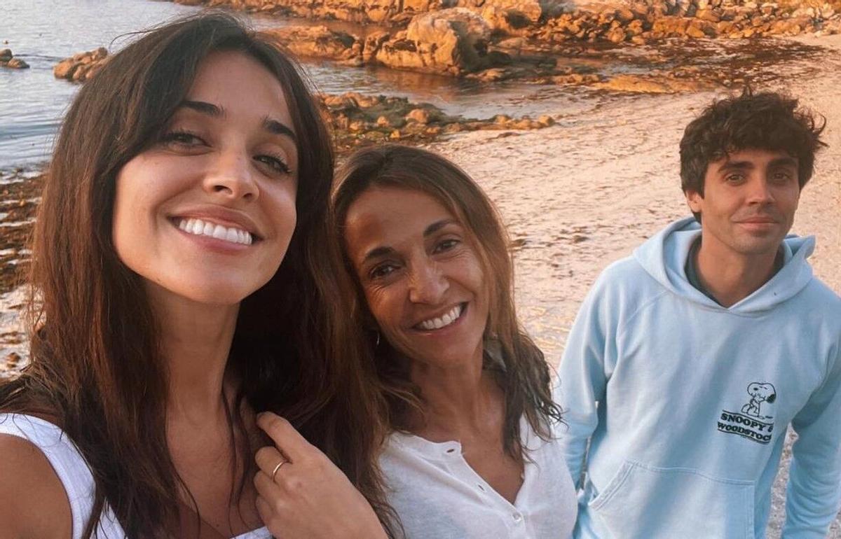 La actriz Macarena García y el director Javier Ambrossi, con su madre en su playa gallega favorita.