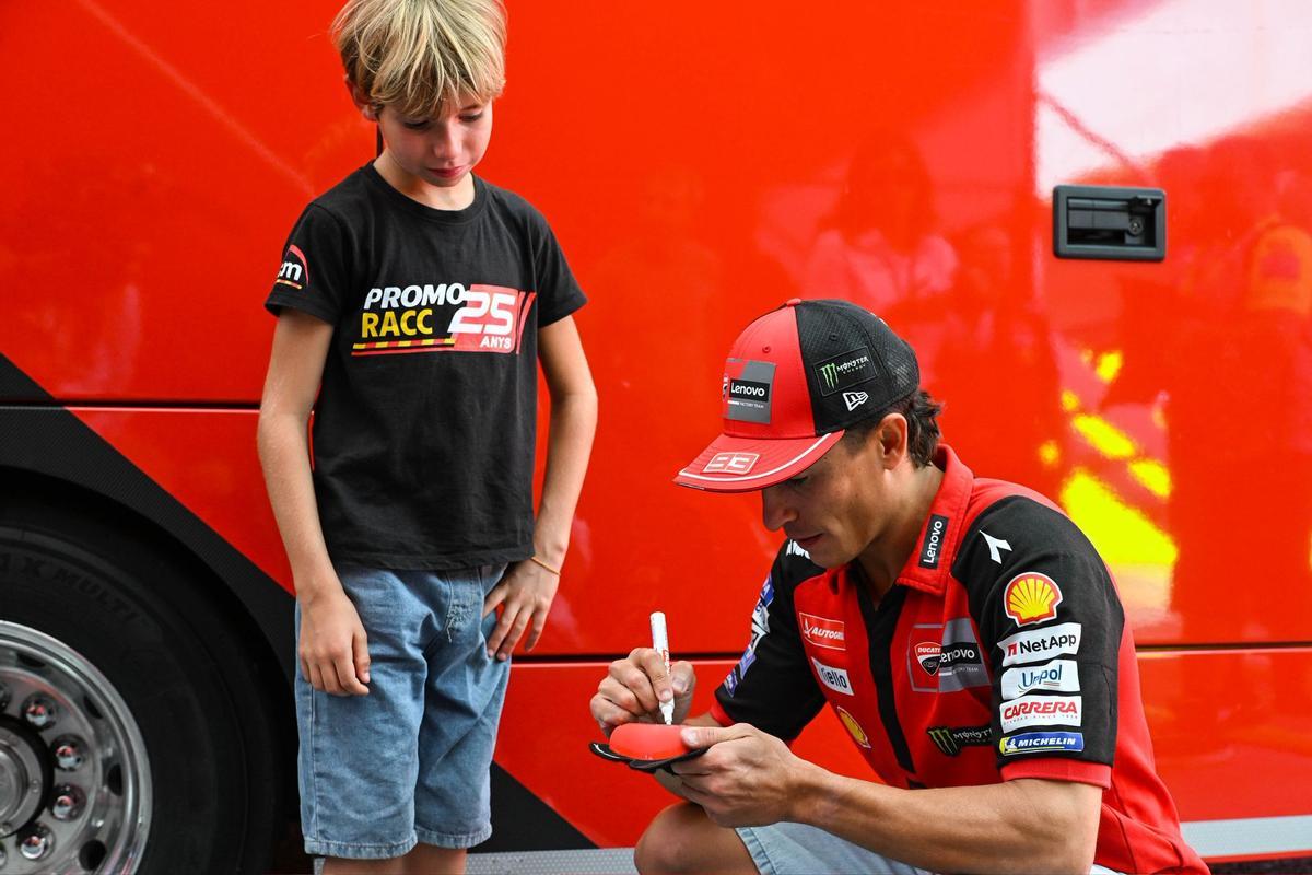 Marc Márquez le dedica y regala una de sus deslizaderas al pequeño Marc Solés.