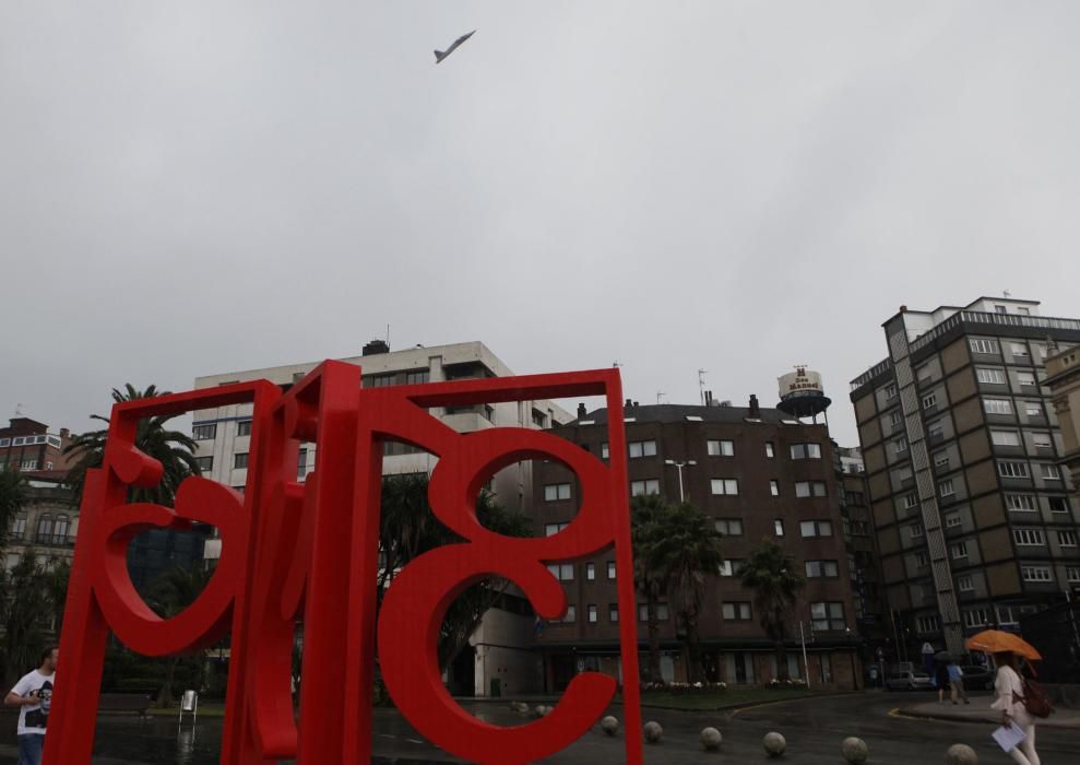 Ensayo de los aviones y helicópteros que participarán en el Festival Aéreo de Gijón