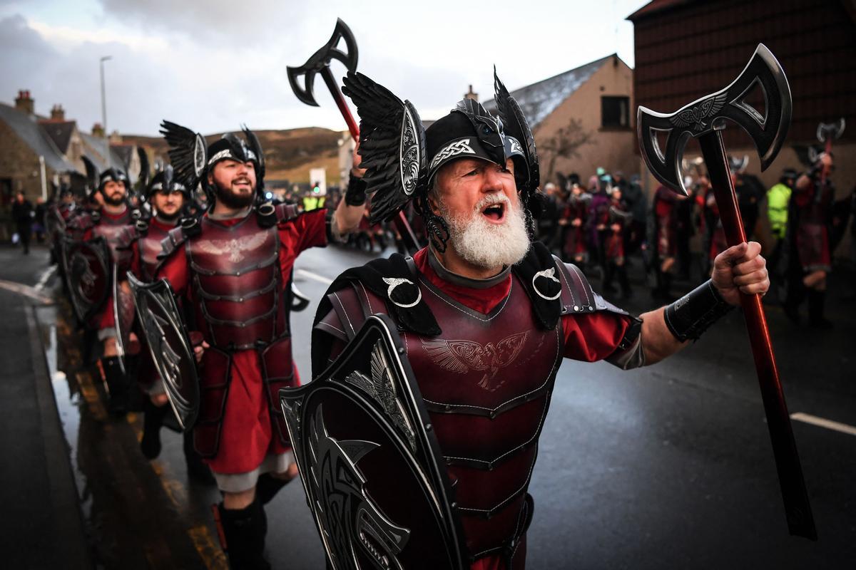 Celebración de la influencia de los vikingos escandinavos en las Islas Shetland, con hasta 1,000 guizers (hombres disfrazados) arrojando antorchas encendidas en su bote vikingo y prendiéndolo fuego más tarde en la noche.