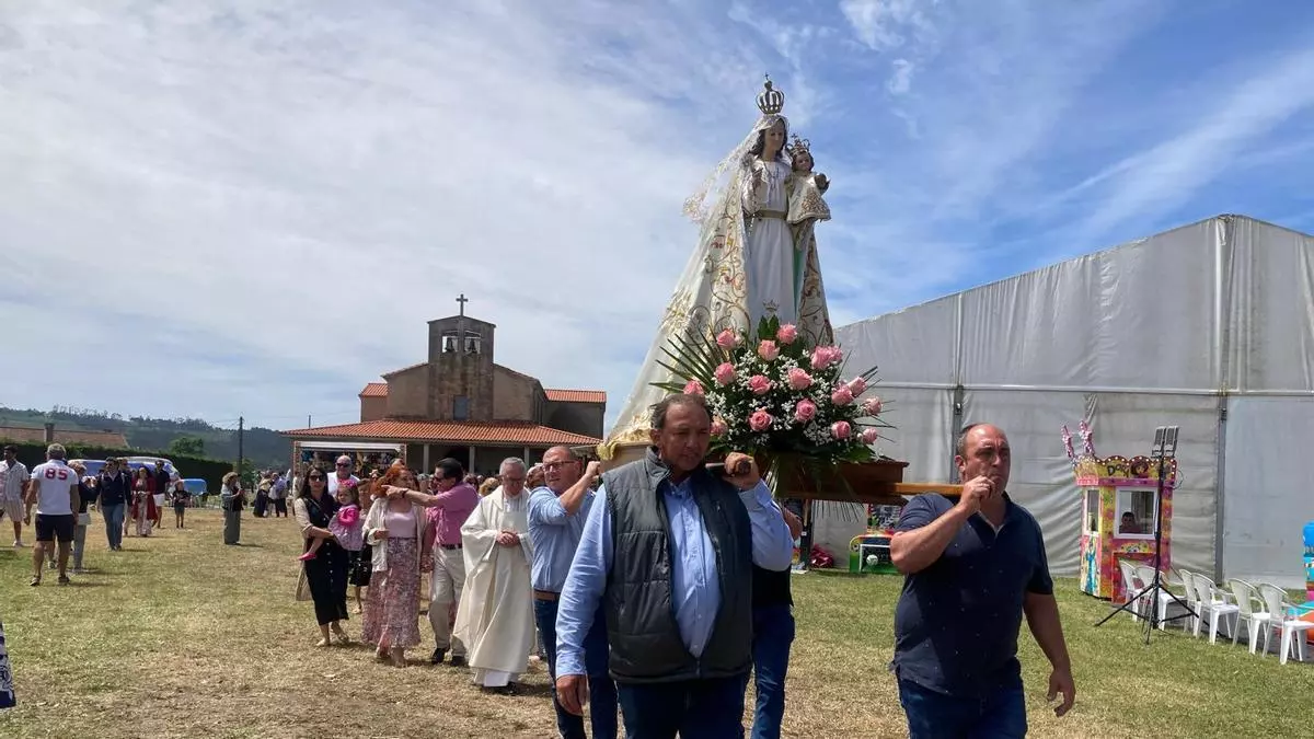 Les Flores y la Virgen de la Salud tienen su fiesta en Oles, que recibió a cientos de devotos para la procesión