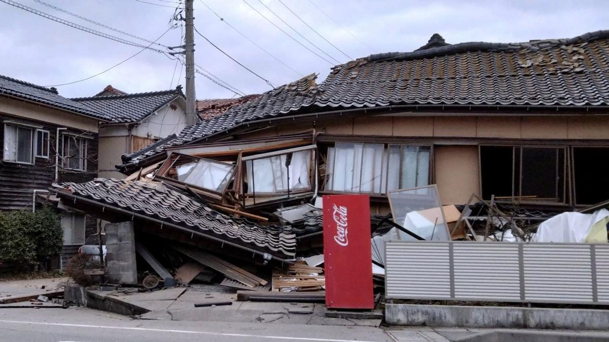 Desperfectos en una casa derrumbada por un terremoto en Wajima, prefectura de Ishikawa, Japón