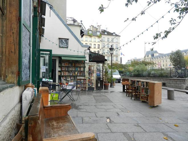 Shakespeare &amp; Co