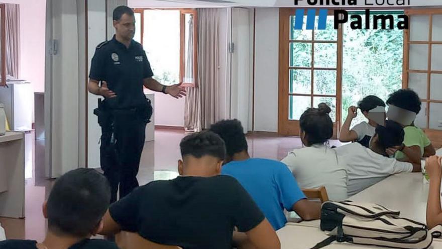 Un policía tutor, durante una charla en un instituto.