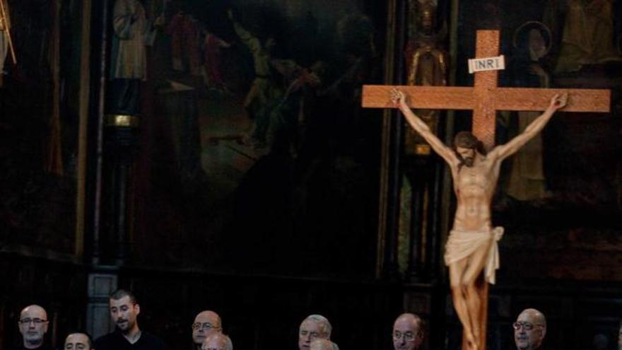 Bernadett Dufourcet, ayer, en el órgano de la iglesia de Santo Tomás.