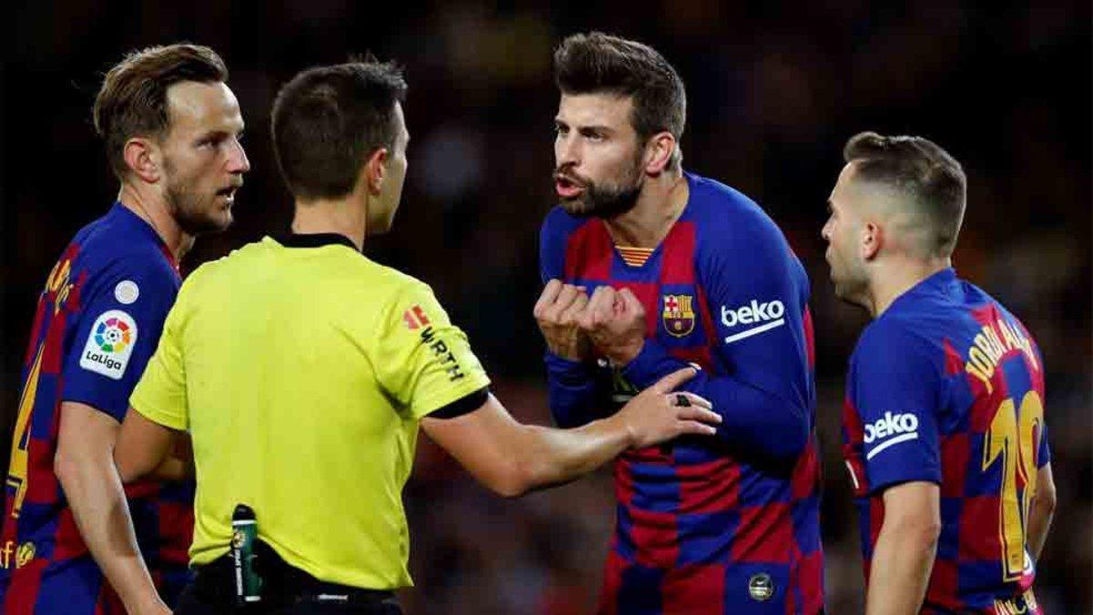 Piqué volvio a ver una tarjeta amarilla ante el Levante