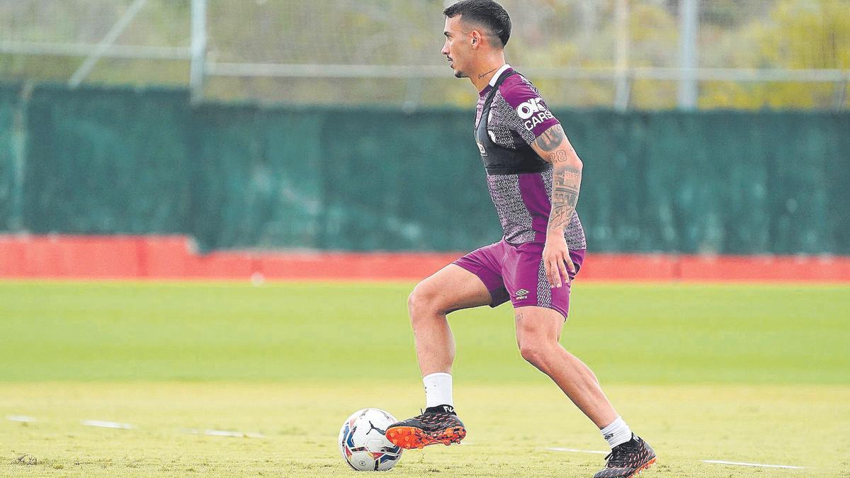 Antonio Sánchez, que hoy será titular por primera vez, durante un entrenamiento en Son Bibiloni.