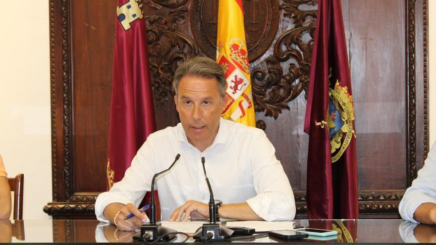 El alcalde de Lorca admite que la relación con Vox es &quot;fluida&quot;, pero evitar hablar de pactos