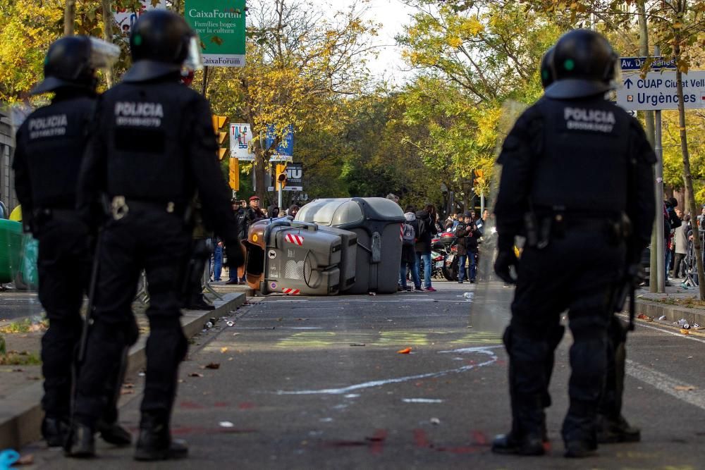 Tensió i enfrontaments entre Mossos i manifestants al centre de Barcelona