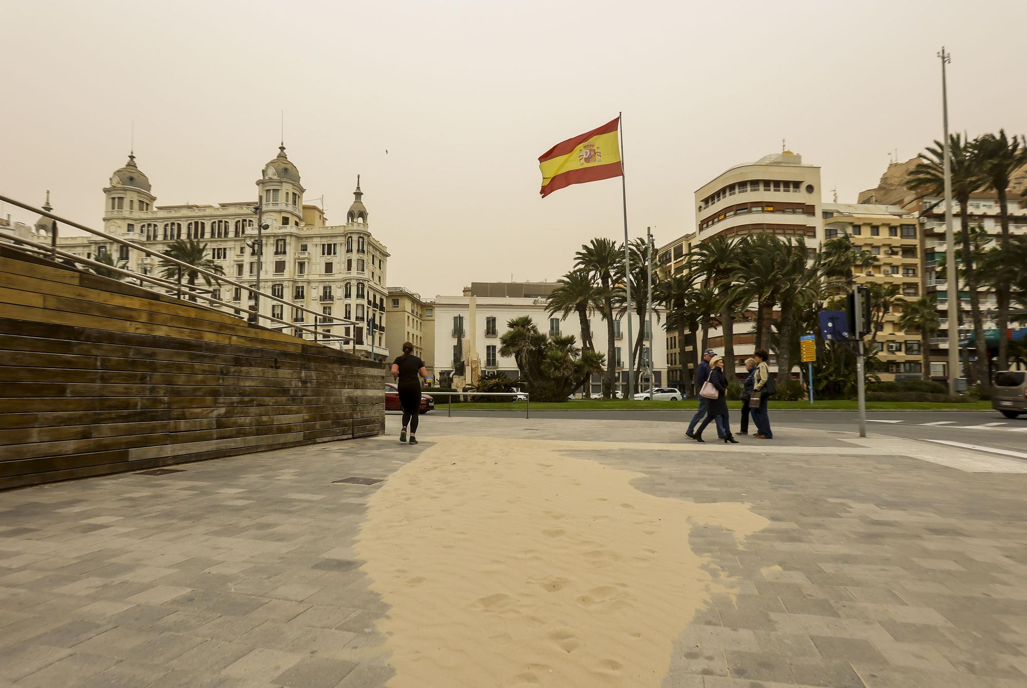 El polvo sahariano ensucia la ciudad de Alicante