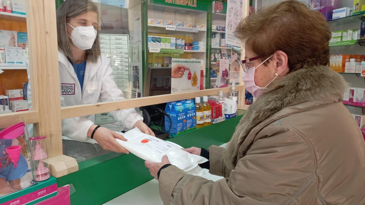Farmacia Beltrán Nabas en la Vall d’Uixó dispensando medicación hospitalaria a una vecina.