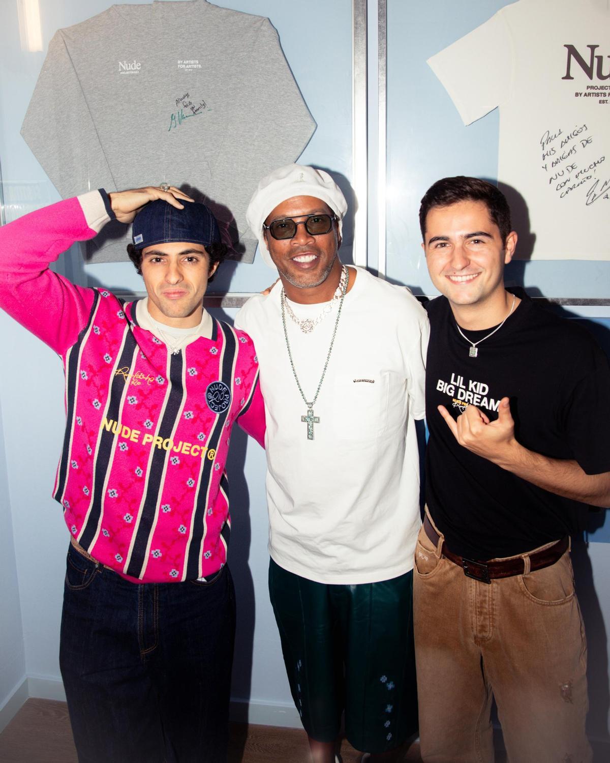 Ronaldinho en su visita a las oficinas de Nude Project en Barcelona.