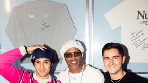 Ronaldinho en su visita a las oficinas de Nude Project en Barcelona.