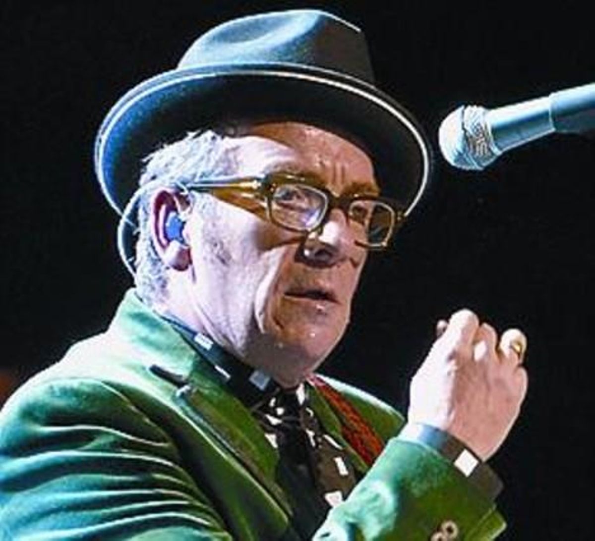 Costello canta per a lhospital del doctor Baselga_MEDIA_1 Costello canta per a lhospital del doctor Baselga_MEDIA_1