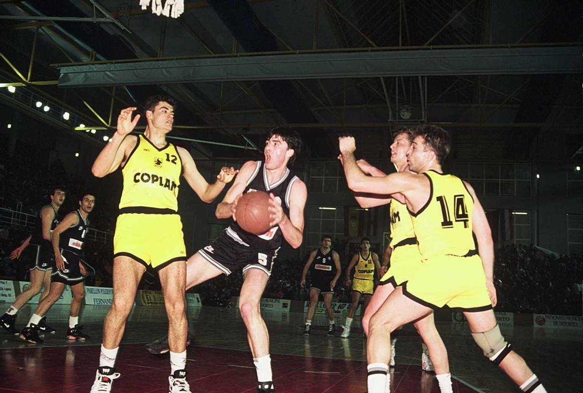 Predrag Danilovic, rodeado de rivales, en el Partizan-Aris disputado en Fuenlabrada en 1992.