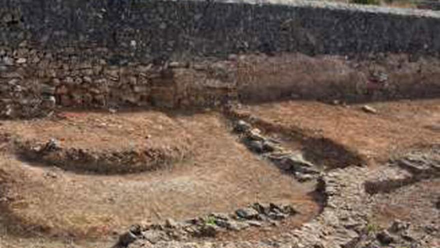 Restos de una torre de la muralla.