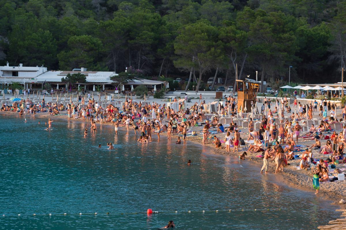 Bañistas disfrutan en la Cala Benirrás